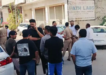 Breaking: ਮੋਹਾਲੀ ‘ਚ ਇੱਕ ਹੋਟਲ ਦੇ ਬਾਹਰ ਦਿਨ-ਦਿਹਾੜੇ ਹੋਈ ਫਾਇਰਿੰਗ: ਚੱਲੀਆਂ ਗੋਲੀਆਂ