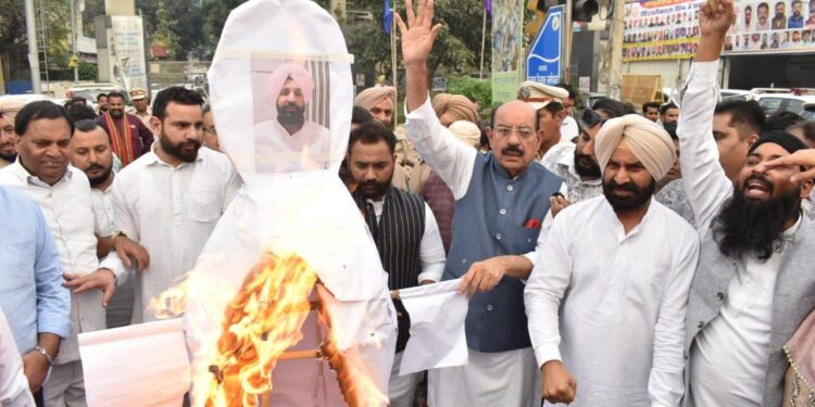 Punjab News: ਮੋਹਿੰਦਰ ਭਗਤ ਵੱਲੋਂ ਮਰਹੂਮ ਦਲਿਤ ਆਗੂ ਬੂਟਾ ਸਿੰਘ ਬਾਰੇ ਅਪਮਾਨਜਨਕ ਟਿੱਪਣੀ ਕਰਨ ’ਤੇ ਰਾਜਾ ਵੜਿੰਗ ਖਿਲਾਫ਼ ਦਿੱਤਾ ਗਿਆ ਧਰਨਾ