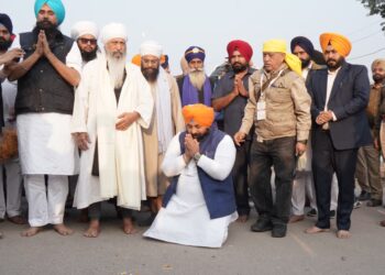 Guru Tegh Bahadur ਦੇ 350ਵੇਂ ਸ਼ਹੀਦੀ ਦਿਹਾੜੇ ਨੂੰ ਸਮਰਪਿਤ ਫ਼ਰੀਦਕੋਟ ਤੋਂ ਅਰੰਭ ਹੋਏ ਵਿਸ਼ਾਲ ਨਗਰ ਕੀਰਤਨ ਦਾ ਅਨੰਦਪੁਰ ਸਾਹਿਬ ਪਹੁੰਚਣ ‘ਤੇ ਕੈਬਨਿਟ ਮੰਤਰੀ ਹਰਜੋਤ ਸਿੰਘ ਬੈਂਸ ਅਤੇ ਲੋਕ ਸਭਾ ਮੈਂਬਰ ਮਲਵਿੰਦਰ ਸਿੰਘ ਕੰਗ ਵਲੋਂ ਭਰਵਾਂ ਸਵਾਗਤ