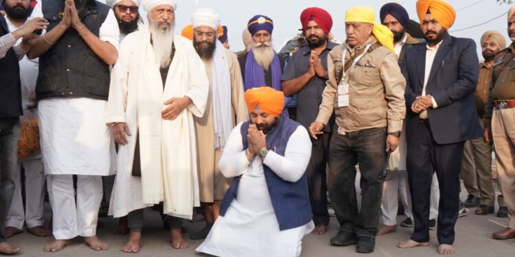Guru Tegh Bahadur ਦੇ 350ਵੇਂ ਸ਼ਹੀਦੀ ਦਿਹਾੜੇ ਨੂੰ ਸਮਰਪਿਤ ਫ਼ਰੀਦਕੋਟ ਤੋਂ ਅਰੰਭ ਹੋਏ ਵਿਸ਼ਾਲ ਨਗਰ ਕੀਰਤਨ ਦਾ ਅਨੰਦਪੁਰ ਸਾਹਿਬ ਪਹੁੰਚਣ ‘ਤੇ ਕੈਬਨਿਟ ਮੰਤਰੀ ਹਰਜੋਤ ਸਿੰਘ ਬੈਂਸ ਅਤੇ ਲੋਕ ਸਭਾ ਮੈਂਬਰ ਮਲਵਿੰਦਰ ਸਿੰਘ ਕੰਗ ਵਲੋਂ ਭਰਵਾਂ ਸਵਾਗਤ Guru Tegh Bahadur ਦੇ 350ਵੇਂ ਸ਼ਹੀਦੀ ਦਿਹਾੜੇ ਨੂੰ ਸਮਰਪਿਤ ਫ਼ਰੀਦਕੋਟ ਤੋਂ ਅਰੰਭ ਹੋਏ ਵਿਸ਼ਾਲ ਨਗਰ ਕੀਰਤਨ ਦਾ ਅਨੰਦਪੁਰ ਸਾਹਿਬ ਪਹੁੰਚਣ ‘ਤੇ ਕੈਬਨਿਟ ਮੰਤਰੀ ਹਰਜੋਤ ਸਿੰਘ ਬੈਂਸ ਅਤੇ ਲੋਕ ਸਭਾ ਮੈਂਬਰ ਮਲਵਿੰਦਰ ਸਿੰਘ ਕੰਗ ਵਲੋਂ ਭਰਵਾਂ ਸਵਾਗਤ