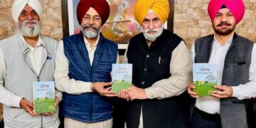 PUNJAB : “ਪੰਜਾਬ : ਫ਼ਸਲਾਂ ਹੇਠੋਂ ਖਿਸਕਦੀ ਜ਼ਮੀਨ” ਵਿਸ਼ੇ ਤੇ ਮਹੱਤਵ ਪੂਰਨ ਕਿਤਾਬ ਪ੍ਰੋ. ਗੁਰਭਜਨ ਸਿੰਘ ਗਿੱਲ ਤੇ ਸਾਥੀਆਂ ਵੱਲੋਂ ਲੋਕ ਅਰਪਣ