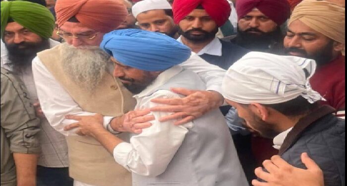 Ludhiana : ਵਿਧਾਇਕ ਦਲਜੀਤ ਸਿੰਘ ਗਰੇਵਾਲ ਦੇ ਪਿਤਾ ਦਾ ਦਿਹਾਂਤ; ਅੰਤਿਮ ਯਾਤਰਾ ‘ਚ ਸ਼ਾਮਲ ਹੋਏ ਸਪੀਕਰ ਸੰਧਵਾਂ Ludhiana : ਵਿਧਾਇਕ ਦਲਜੀਤ ਸਿੰਘ ਗਰੇਵਾਲ ਦੇ ਪਿਤਾ ਦਾ ਦਿਹਾਂਤ; ਅੰਤਿਮ ਯਾਤਰਾ ‘ਚ ਸ਼ਾਮਲ ਹੋਏ ਸਪੀਕਰ ਸੰਧਵਾਂ