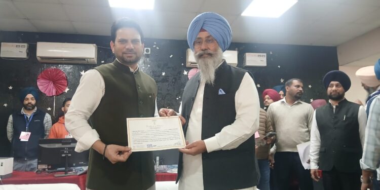 Tarn Taran : ਜੇਤੂ ਉਮੀਦਵਾਰ ਹਰਮੀਤ ਸਿੰਘ ਸੰਧੂ ਨੇ ਪ੍ਰਾਪਤ ਕੀਤਾ ਜਿੱਤ ਦਾ ਸਰਟੀਫਿਕੇਟ Tarn Taran : ਜੇਤੂ ਉਮੀਦਵਾਰ ਹਰਮੀਤ ਸਿੰਘ ਸੰਧੂ ਨੇ ਪ੍ਰਾਪਤ ਕੀਤਾ ਜਿੱਤ ਦਾ ਸਰਟੀਫਿਕੇਟ