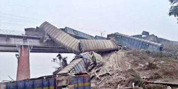 Train Accident: ਸੀਮਿੰਟ ਨਾਲ ਭਰੀ ਇੱਕ ਮਾਲ ਗੱਡੀ ਦੇ 12 ਡੱਬੇ ਪਟੜੀ ਤੋਂ ਉਤਰੇ, ਕਈ ਨਦੀ ਵਿੱਚ ਡਿੱਗੇ