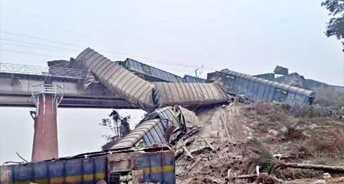 Train Accident: ਸੀਮਿੰਟ ਨਾਲ ਭਰੀ ਇੱਕ ਮਾਲ ਗੱਡੀ ਦੇ 12 ਡੱਬੇ ਪਟੜੀ ਤੋਂ ਉਤਰੇ, ਕਈ ਨਦੀ ਵਿੱਚ ਡਿੱਗੇ