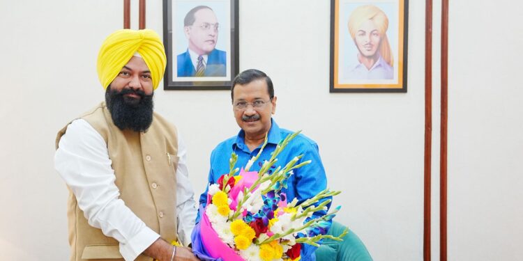 PUNJAB : ਐਸ.ਸੀ. ਕਮਿਸ਼ਨ ਦੇ ਚੇਅਰਮੈਨ ਜਸਵੀਰ ਸਿੰਘ ਗੜ੍ਹੀ ਨੇ ਅਰਵਿੰਦ ਕੇਜਰੀਵਾਲ ਨਾਲ ਕੀਤੀ ਮੁਲਾਕਾਤ