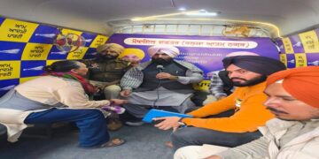 Ludhiana ਵਿਧਾਇਕ ਕੁਲਵੰਤ ਸਿੱਧੂ ਨੇ ਮੋਬਾਇਲ ਵੈਨ ਰਾਹੀਂ ਸੁਣੀਆਂ ਲੋਕਾਂ ਦੀਆਂ ਸਮੱਸਿਆਵਾਂ Ludhiana ਵਿਧਾਇਕ ਕੁਲਵੰਤ ਸਿੱਧੂ ਨੇ ਮੋਬਾਇਲ ਵੈਨ ਰਾਹੀਂ ਸੁਣੀਆਂ ਲੋਕਾਂ ਦੀਆਂ ਸਮੱਸਿਆਵਾਂ