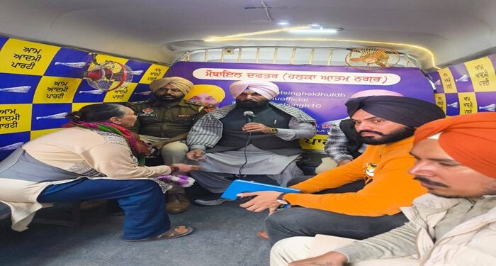 Ludhiana ਵਿਧਾਇਕ ਕੁਲਵੰਤ ਸਿੱਧੂ ਨੇ ਮੋਬਾਇਲ ਵੈਨ ਰਾਹੀਂ ਸੁਣੀਆਂ ਲੋਕਾਂ ਦੀਆਂ ਸਮੱਸਿਆਵਾਂ Ludhiana ਵਿਧਾਇਕ ਕੁਲਵੰਤ ਸਿੱਧੂ ਨੇ ਮੋਬਾਇਲ ਵੈਨ ਰਾਹੀਂ ਸੁਣੀਆਂ ਲੋਕਾਂ ਦੀਆਂ ਸਮੱਸਿਆਵਾਂ