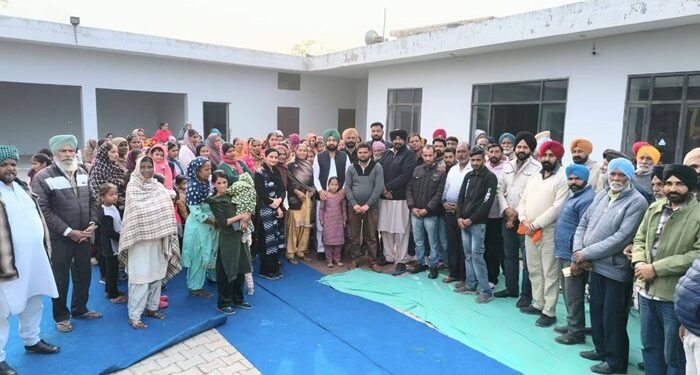 Ludhiana: ਕੈਬਨਿਟ ਮੰਤਰੀ ਮੁੰਡੀਆਂ ਨੇ 61 ਲੋੜਵੰਦ ਪਰਿਵਾਰਾਂ ਨੂੰ ਸੌਂਪੇ 5-5 ਮਰਲੇ ਦੇ ਰਿਹਾਇਸ਼ੀ ਪਲਾਟ Ludhiana: ਕੈਬਨਿਟ ਮੰਤਰੀ ਮੁੰਡੀਆਂ ਨੇ 61 ਲੋੜਵੰਦ ਪਰਿਵਾਰਾਂ ਨੂੰ ਸੌਂਪੇ 5-5 ਮਰਲੇ ਦੇ ਰਿਹਾਇਸ਼ੀ ਪਲਾਟ
