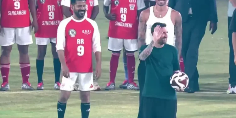 Lionel Messi ਨੇ ਤੇਲੰਗਾਨਾ ਦੇ ਮੁੱਖ ਮੰਤਰੀ ਰੇਵੰਤ ਰੈੱਡੀ ਨਾਲ ਖੇਡਿਆ ਫੁੱਟਬਾਲ Lionel Messi ਨੇ ਤੇਲੰਗਾਨਾ ਦੇ ਮੁੱਖ ਮੰਤਰੀ ਰੇਵੰਤ ਰੈੱਡੀ ਨਾਲ ਖੇਡਿਆ ਫੁੱਟਬਾਲ