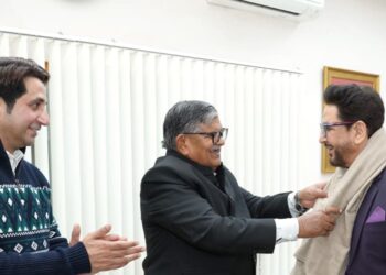 ਪ੍ਰਸਿੱਧ ਪੰਜਾਬੀ ਗਾਇਕ ਗੁਰਦਾਸ ਮਾਨ ਵੱਲੋਂ PUNJAB ਦੇ ਰਾਜਪਾਲ ਨਾਲ ਮੁਲਾਕਾਤ, ਨਸ਼ਾ ਵਿਰੋਧੀ ਮੁਹਿੰਮ ਨਾਲ ਪੂਰੀ ਵਚਨਬੱਧਤਾ ਜੁੜਨ ਦਾ ਦਿੱਤਾ ਭਰੋਸਾ