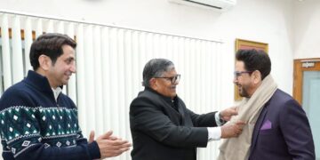 ਪ੍ਰਸਿੱਧ ਪੰਜਾਬੀ ਗਾਇਕ ਗੁਰਦਾਸ ਮਾਨ ਵੱਲੋਂ PUNJAB ਦੇ ਰਾਜਪਾਲ ਨਾਲ ਮੁਲਾਕਾਤ, ਨਸ਼ਾ ਵਿਰੋਧੀ ਮੁਹਿੰਮ ਨਾਲ ਪੂਰੀ ਵਚਨਬੱਧਤਾ ਜੁੜਨ ਦਾ ਦਿੱਤਾ ਭਰੋਸਾ