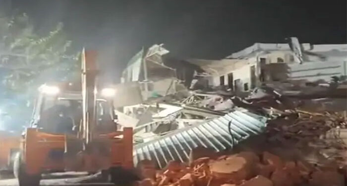 Delhi ‘ਚ ਅੱਧੀ ਰਾਤ ਨੂੰ ਮਸਜਿਦ ਨੇੜੇ ਗੈਰ-ਕਾਨੂੰਨੀ ਕਬਜ਼ਿਆਂ ‘ਤੇ ਚੱਲਿਆ ਬੁਲਡੋਜ਼ਰ: ਪੁਲਿਸ-MCD ਟੀਮ ‘ਤੇ ਹੋਈ ਪੱਥਰਬਾਜ਼ੀ