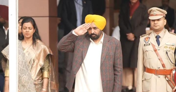 Republic Day : ਮੁੱਖ ਮੰਤਰੀ ਭਗਵੰਤ ਮਾਨ ਨੇ ਹੁਸ਼ਿਆਰਪੁਰ ਵਿੱਚ ਲਹਿਰਾਇਆ ਤਿਰੰਗਾ