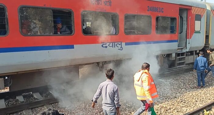 Haryana : ਇੰਟਰਸਿਟੀ ਐਕਸਪ੍ਰੈਸ ਦੇ ਡੱਬੇ ‘ਚੋਂ ਅਚਾਨਕ ਨਿਕਲਣ ਲੱਗਾ ਧੂੰਆਂ; ਯਾਤਰੀਆਂ ‘ਚ ਮਚੀ ਹਫੜਾ- ਦਫੜੀ Haryana : ਇੰਟਰਸਿਟੀ ਐਕਸਪ੍ਰੈਸ ਦੇ ਡੱਬੇ ‘ਚੋਂ ਅਚਾਨਕ ਨਿਕਲਣ ਲੱਗਾ ਧੂੰਆਂ; ਯਾਤਰੀਆਂ ‘ਚ ਮਚੀ ਹਫੜਾ- ਦਫੜੀ