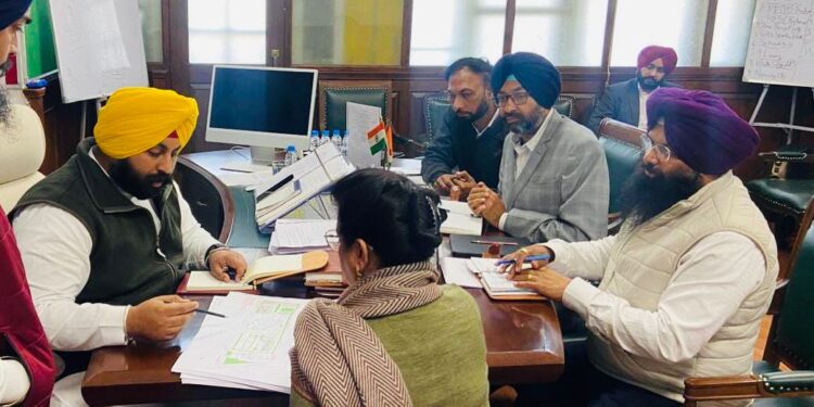 PUNJAB: ਹਰਜੋਤ ਸਿੰਘ ਬੈਂਸ ਵੱਲੋਂ ਸ੍ਰੀ ਅਨੰਦਪੁਰ ਸਾਹਿਬ ਹਲਕੇ ਵਿੱਚ ਚੱਲ ਰਹੇ 100 ਕਰੋੜ ਰੁਪਏ ਦੇ ਬੁਨਿਆਦੀ ਢਾਂਚਾ ਪ੍ਰੋਜੈਕਟਾਂ ਦੇ ਕੰਮ ਵਿੱਚ ਤੇਜ਼ੀ ਲਿਆਉਣ ਦੇ ਹੁਕਮ