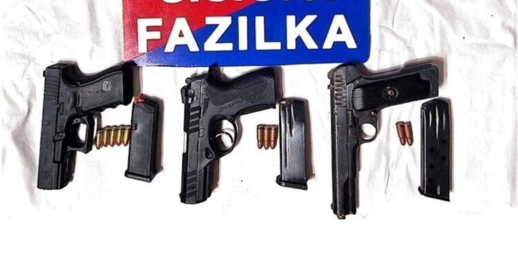 FAZILKA ਵਿੱਚ ਸਰਹੱਦ ਪਾਰੋਂ ਚੱਲ ਰਹੇ ਤਸਕਰੀ ਨੈੱਟਵਰਕ ਦਾ ਪਰਦਾਫਾਸ਼; 2.1 ਕਿਲੋਗ੍ਰਾਮ ਹੈਰੋਇਨ, 7 ਪਿਸਤੌਲਾਂ ਸਮੇਤ ਇੱਕ ਕਾਬੂ