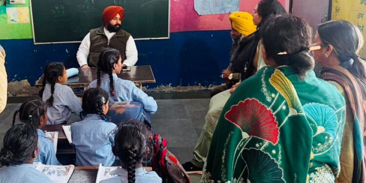 PUNJAB: ਭਗਵੰਤ ਮਾਨ ਸਰਕਾਰ ਨੇ ‘ਸਿੱਖਿਆ ਕ੍ਰਾਂਤੀ’ ਨੂੰ ਹੋਰ ਮਜ਼ਬੂਤ ਕਰਨ ਲਈ ਸਖ਼ਤ ਜਵਾਬਦੇਹੀ ਕੀਤੀ ਤੈਅ , 6 ਅਧਿਆਪਕਾਂ ਨੂੰ ਕਾਰਨ ਦੱਸੋ ਨੋਟਿਸ ਕੀਤੇ ਜਾਰੀ