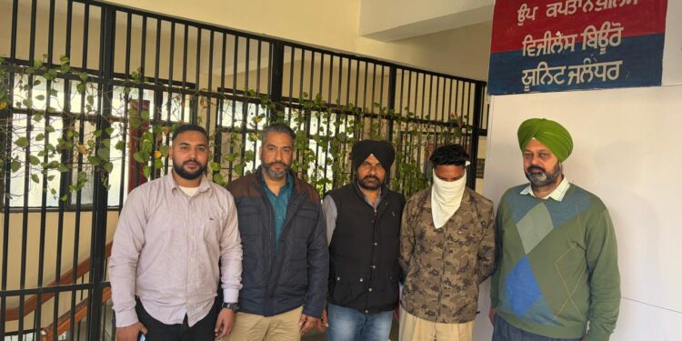 Vigilance Bureau ਨੇ ਨਾਇਬ ਕੋਰਟ ਨੂੰ 8000 ਰੁਪਏ ਰਿਸ਼ਵਤ ਲੈਂਦਿਆਂ ਰੰਗੇ ਹੱਥੀਂ ਕੀਤਾ ਕਾਬੂ Vigilance Bureau ਨੇ ਨਾਇਬ ਕੋਰਟ ਨੂੰ 8000 ਰੁਪਏ ਰਿਸ਼ਵਤ ਲੈਂਦਿਆਂ ਰੰਗੇ ਹੱਥੀਂ ਕੀਤਾ ਕਾਬੂ
