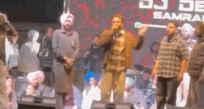 Entertainment: ਪੰਜਾਬੀ ਗਾਇਕ ਬੱਬੂ ਮਾਨ ਦੇ ਸ਼ੋਅ ‘ਚ ਹੋਇਆ ਹੰਗਾਮਾ, ਪੜ੍ਹੋ ਵੇਰਵਾ Entertainment: ਪੰਜਾਬੀ ਗਾਇਕ ਬੱਬੂ ਮਾਨ ਦੇ ਸ਼ੋਅ ‘ਚ ਹੋਇਆ ਹੰਗਾਮਾ, ਪੜ੍ਹੋ ਵੇਰਵਾ