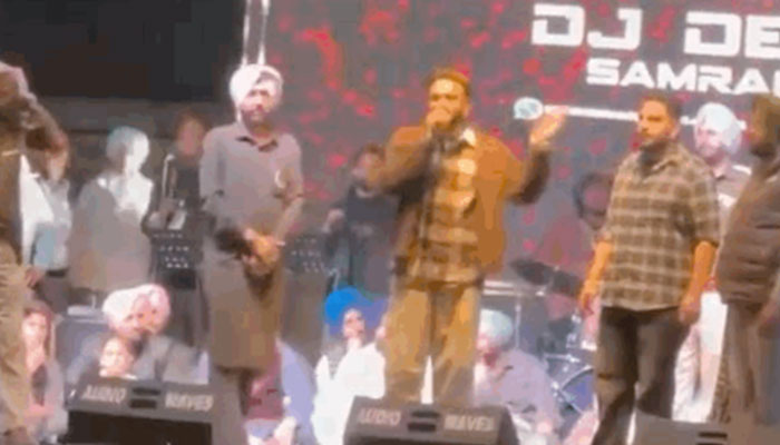 Entertainment: ਪੰਜਾਬੀ ਗਾਇਕ ਬੱਬੂ ਮਾਨ ਦੇ ਸ਼ੋਅ ‘ਚ ਹੋਇਆ ਹੰਗਾਮਾ, ਪੜ੍ਹੋ ਵੇਰਵਾ Entertainment: ਪੰਜਾਬੀ ਗਾਇਕ ਬੱਬੂ ਮਾਨ ਦੇ ਸ਼ੋਅ ‘ਚ ਹੋਇਆ ਹੰਗਾਮਾ, ਪੜ੍ਹੋ ਵੇਰਵਾ