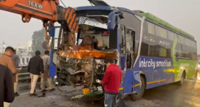 Haryana: ਯਾਤਰੀਆਂ ਨਾਲ ਭਰੀ ਵੋਲਵੋ ਬੱਸ ਟਰੱਕ ਨਾਲ ਟਕਰਾਈ: ਕੰਡਕਟਰ ਦੀ ਮੌਤ