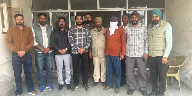 Vigilance Bureau ਵੱਲੋਂ 4000 ਰੁਪਏ ਰਿਸ਼ਵਤ ਲੈਂਦਾ ਜੂਨੀਅਰ ਇੰਜੀਨੀਅਰ ਰੰਗੇ ਹੱਥੀਂ ਗ੍ਰਿਫਤਾਰ Vigilance Bureau ਵੱਲੋਂ 4000 ਰੁਪਏ ਰਿਸ਼ਵਤ ਲੈਂਦਾ ਜੂਨੀਅਰ ਇੰਜੀਨੀਅਰ ਰੰਗੇ ਹੱਥੀਂ ਗ੍ਰਿਫਤਾਰ