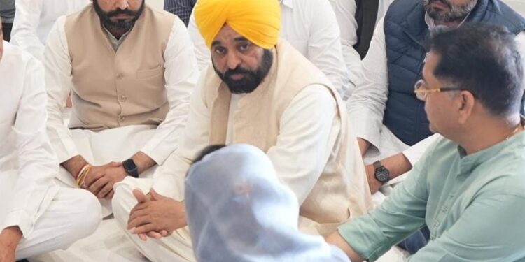 PUNJAB: ਮੁੱਖ ਮੰਤਰੀ ਭਗਵੰਤ ਸਿੰਘ ਮਾਨ ਨੇ ਸੰਦੀਪ ਗਿਲਹੋਤਰਾ ਦੇ ਪਰਿਵਾਰ ਨਾਲ ਦੁੱਖ ਸਾਂਝਾ ਕੀਤਾ PUNJAB: ਮੁੱਖ ਮੰਤਰੀ ਭਗਵੰਤ ਸਿੰਘ ਮਾਨ ਨੇ ਸੰਦੀਪ ਗਿਲਹੋਤਰਾ ਦੇ ਪਰਿਵਾਰ ਨਾਲ ਦੁੱਖ ਸਾਂਝਾ ਕੀਤਾ