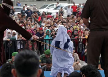 Indonesia: ਪ੍ਰੇਮੀ ਜੋੜੇ ਨੂੰ ਵਿਆਹ ਤੋਂ ਪਹਿਲਾਂ ਸੰਬੰਧ ਬਣਾਉਣ ‘ਤੇ ਜਨਤਕ ਤੌਰ ‘ਤੇ ਮਾਰੇ ਗਏ 140 ਕੋੜੇ Indonesia: ਪ੍ਰੇਮੀ ਜੋੜੇ ਨੂੰ ਵਿਆਹ ਤੋਂ ਪਹਿਲਾਂ ਸੰਬੰਧ ਬਣਾਉਣ ‘ਤੇ ਜਨਤਕ ਤੌਰ ‘ਤੇ ਮਾਰੇ ਗਏ 140 ਕੋੜੇ