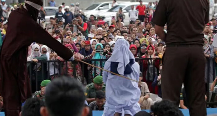 Indonesia: ਪ੍ਰੇਮੀ ਜੋੜੇ ਨੂੰ ਵਿਆਹ ਤੋਂ ਪਹਿਲਾਂ ਸੰਬੰਧ ਬਣਾਉਣ ‘ਤੇ ਜਨਤਕ ਤੌਰ ‘ਤੇ ਮਾਰੇ ਗਏ 140 ਕੋੜੇ