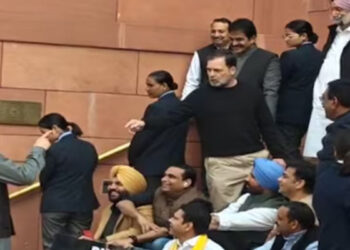Ravneet Bittu vs Rahul Gandhi: ਸੰਸਦ ‘ਚ ਜਦੋਂ ਰਾਹੁਲ ਗਾਂਧੀ ਅਤੇ ਰਵਨੀਤ ਬਿੱਟੂ ਹੋਏ ਆਹਮੋ-ਸਾਹਮਣੇ ਤਾਂ ਫੇਰ…….. Ravneet Bittu vs Rahul Gandhi: ਸੰਸਦ ‘ਚ ਜਦੋਂ ਰਾਹੁਲ ਗਾਂਧੀ ਅਤੇ ਰਵਨੀਤ ਬਿੱਟੂ ਹੋਏ ਆਹਮੋ-ਸਾਹਮਣੇ ਤਾਂ ਫੇਰ……..