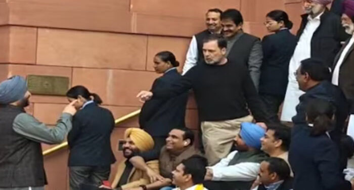 Ravneet Bittu vs Rahul Gandhi: ਸੰਸਦ ‘ਚ ਜਦੋਂ ਰਾਹੁਲ ਗਾਂਧੀ ਅਤੇ ਰਵਨੀਤ ਬਿੱਟੂ ਹੋਏ ਆਹਮੋ-ਸਾਹਮਣੇ ਤਾਂ ਫੇਰ…….. Ravneet Bittu vs Rahul Gandhi: ਸੰਸਦ ‘ਚ ਜਦੋਂ ਰਾਹੁਲ ਗਾਂਧੀ ਅਤੇ ਰਵਨੀਤ ਬਿੱਟੂ ਹੋਏ ਆਹਮੋ-ਸਾਹਮਣੇ ਤਾਂ ਫੇਰ……..