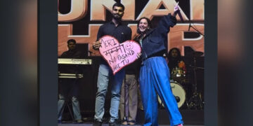 Entertainment: ਲਾਈਵ ਸ਼ੋਅ ਦੌਰਾਨ ਇੱਕ ਫ਼ੈਨ ਨੇ ਪੰਜਾਬੀ ਗਾਇਕਾ ਸੁਨੰਦਾ ਸ਼ਰਮਾ ਨੂੰ ਕੀਤਾ ਪ੍ਰਪੋਜ਼ Entertainment: ਲਾਈਵ ਸ਼ੋਅ ਦੌਰਾਨ ਇੱਕ ਫ਼ੈਨ ਨੇ ਪੰਜਾਬੀ ਗਾਇਕਾ ਸੁਨੰਦਾ ਸ਼ਰਮਾ ਨੂੰ ਕੀਤਾ ਪ੍ਰਪੋਜ਼