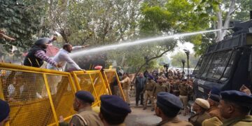 Punjab : ‘ਆਪ’ ਆਗੂਆਂ ਵੱਲੋਂ ਚੰਡੀਗੜ੍ਹ ‘ਚ ਰੋਸ ਪ੍ਰਦਰਸ਼ਨ; ਪੁਲਿਸ ਨੇ ਕੀਤੀ ਵਾਟਰ ਕੈਨਨ ਦੀ ਵਰਤੋਂ! Punjab : ‘ਆਪ’ ਆਗੂਆਂ ਵੱਲੋਂ ਚੰਡੀਗੜ੍ਹ ‘ਚ ਰੋਸ ਪ੍ਰਦਰਸ਼ਨ; ਪੁਲਿਸ ਨੇ ਕੀਤੀ ਵਾਟਰ ਕੈਨਨ ਦੀ ਵਰਤੋਂ!