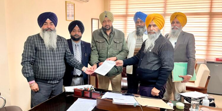 Punjab : ਗੁਰਦੁਆਰਾ ਸ੍ਰੀ ਅੰਬ ਸਾਹਿਬ ਮੋਹਾਲੀ ਦੀ ਜ਼ਮੀਨ ਦਾ ਮਾਮਲਾ: ਸ਼੍ਰੋਮਣੀ ਕਮੇਟੀ ਵਫਦ ਨੇ ਡਿਪਟੀ ਕਮਿਸ਼ਨਰ ਅਤੇ ਐਸਐਸਪੀ ਨਾਲ ਕੀਤੀ ਮੁਲਾਕਾਤ Punjab : ਗੁਰਦੁਆਰਾ ਸ੍ਰੀ ਅੰਬ ਸਾਹਿਬ ਮੋਹਾਲੀ ਦੀ ਜ਼ਮੀਨ ਦਾ ਮਾਮਲਾ: ਸ਼੍ਰੋਮਣੀ ਕਮੇਟੀ ਵਫਦ ਨੇ ਡਿਪਟੀ ਕਮਿਸ਼ਨਰ ਅਤੇ ਐਸਐਸਪੀ ਨਾਲ ਕੀਤੀ ਮੁਲਾਕਾਤ
