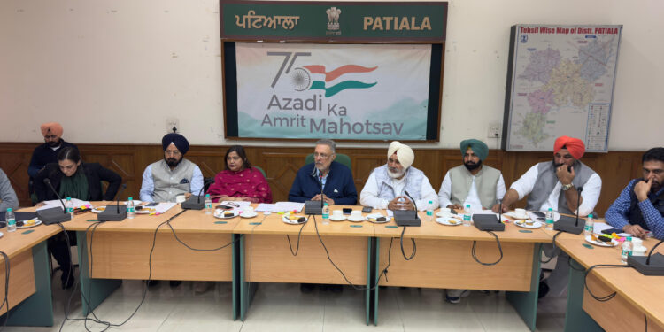 PUNJAB: ਸਿਹਤ ਮੰਤਰੀ ਵੱਲੋਂ ਵਿਧਾਇਕਾਂ ਅਤੇ ਅਧਿਕਾਰੀਆਂ ਨਾਲ ਮਿਲ ਕੇ ਸਿਹਤ ਕਾਰਡ ਮੁਹਿੰਮ ਨੂੰ ਤੇਜ਼ ਕਰਨ ਦੇ ਨਿਰਦੇਸ਼