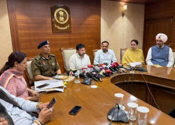 PUNJAB: ਭਗਵੰਤ ਮਾਨ ਸਰਕਾਰ ਨੇ ਅਮਰੀਕਾ-ਇਜ਼ਰਾਈਲ-ਈਰਾਨ ਟਕਰਾਅ ਦੌਰਾਨ ਮੱਧ ਏਸ਼ੀਆ ਅਤੇ ਮੱਧ ਪੂਰਬ ਵਿੱਚ ਫਸੇ ਪੰਜਾਬੀਆਂ ਦੀ ਸਹਾਇਤਾ ਲਈ 24×7 ਕਾਰਜਸ਼ੀਲ ਹੈਲਪਲਾਈਨ ਜਾਰੀ ਕੀਤੀਆਂ: ਡਾ – ਰਵਜੋਤ ਸਿੰਘ PUNJAB: ਭਗਵੰਤ ਮਾਨ ਸਰਕਾਰ ਨੇ ਅਮਰੀਕਾ-ਇਜ਼ਰਾਈਲ-ਈਰਾਨ ਟਕਰਾਅ ਦੌਰਾਨ ਮੱਧ ਏਸ਼ੀਆ ਅਤੇ ਮੱਧ ਪੂਰਬ ਵਿੱਚ ਫਸੇ ਪੰਜਾਬੀਆਂ ਦੀ ਸਹਾਇਤਾ ਲਈ 24×7 ਕਾਰਜਸ਼ੀਲ ਹੈਲਪਲਾਈਨ ਜਾਰੀ ਕੀਤੀਆਂ: ਡਾ – ਰਵਜੋਤ ਸਿੰਘ