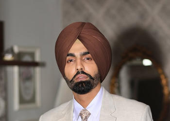 UAE ਵਿੱਚ ਫਸਿਆ ਐਮੀ ਵਿਰਕ ਦਾ ਪਰਿਵਾਰ UAE ਵਿੱਚ ਫਸਿਆ ਐਮੀ ਵਿਰਕ ਦਾ ਪਰਿਵਾਰ