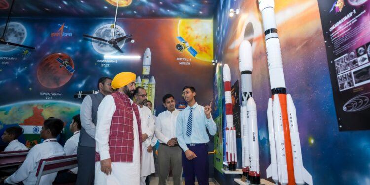 PUNJAB: ਮੁੱਖ ਮੰਤਰੀ ਭਗਵੰਤ ਸਿੰਘ ਮਾਨ ਵੱਲੋਂ ਆਦਮਪੁਰ ਦੇ ਸਕੂਲ ਆਫ਼ ਐਮੀਨੈਂਸ ਵਿਖੇ ਵਿਦਿਆਰਥੀਆਂ ਨਾਲ ਮੁਲਾਕਾਤ