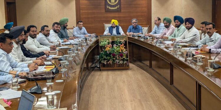 Harbhajan Singh ETO ਵਲੋਂ ਲੋਕ ਨਿਰਮਾਣ ਵਿਭਾਗ ਵੱਲੋਂ ਬਣਵਾਈ ਜਾ ਰਹੀਆਂ ਸੜਕਾਂ ਦੀ ਪ੍ਰਗਤੀ ਸਬੰਧੀ ਸਮੀਖਿਆ ਮੀਟਿੰਗ