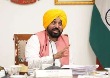 PUNJAB : ਮੁੱਖ ਮੰਤਰੀ ਭਗਵੰਤ ਸਿੰਘ ਮਾਨ ਦੀ ਅਗਵਾਈ ਹੇਠ ਵਜ਼ਾਰਤ ਵੱਲੋਂ ‘ਮੁੱਖ ਮੰਤਰੀ ਮਾਵਾਂ ਧੀਆਂ ਸਤਿਕਾਰ ਯੋਜਨਾ’ ਸ਼ੁਰੂ ਕਰਨ ਲਈ ਹਰੀ ਝੰਡੀ; 97 ਫੀਸਦ ਤੋਂ ਵੱਧ ਔਰਤਾਂ ਨੂੰ ਹਰੇਕ ਮਹੀਨੇ 1000–1500 ਰੁਪਏ ਸਨਮਾਨ ਰਾਸ਼ੀ ਮਿਲੇਗੀ PUNJAB : ਮੁੱਖ ਮੰਤਰੀ ਭਗਵੰਤ ਸਿੰਘ ਮਾਨ ਦੀ ਅਗਵਾਈ ਹੇਠ ਵਜ਼ਾਰਤ ਵੱਲੋਂ ‘ਮੁੱਖ ਮੰਤਰੀ ਮਾਵਾਂ ਧੀਆਂ ਸਤਿਕਾਰ ਯੋਜਨਾ’ ਸ਼ੁਰੂ ਕਰਨ ਲਈ ਹਰੀ ਝੰਡੀ; 97 ਫੀਸਦ ਤੋਂ ਵੱਧ ਔਰਤਾਂ ਨੂੰ ਹਰੇਕ ਮਹੀਨੇ 1000–1500 ਰੁਪਏ ਸਨਮਾਨ ਰਾਸ਼ੀ ਮਿਲੇਗੀ