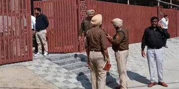 Breaking: ਗੁਰਦਾਸਪੁਰ ਵਿੱਚ ਜਵੈਲਰ ਦੇ ਘਰ 3 ਕਰੋੜ ਰੁਪਏ ਦੀ ਲੁੱਟ Breaking: ਗੁਰਦਾਸਪੁਰ ਵਿੱਚ ਜਵੈਲਰ ਦੇ ਘਰ 3 ਕਰੋੜ ਰੁਪਏ ਦੀ ਲੁੱਟ