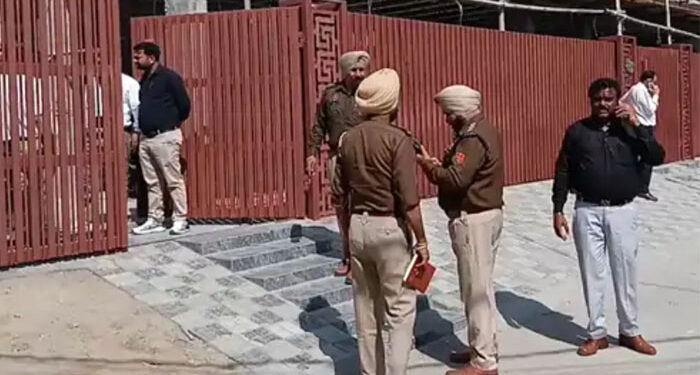 Breaking: ਗੁਰਦਾਸਪੁਰ ਵਿੱਚ ਜਵੈਲਰ ਦੇ ਘਰ 3 ਕਰੋੜ ਰੁਪਏ ਦੀ ਲੁੱਟ Breaking: ਗੁਰਦਾਸਪੁਰ ਵਿੱਚ ਜਵੈਲਰ ਦੇ ਘਰ 3 ਕਰੋੜ ਰੁਪਏ ਦੀ ਲੁੱਟ