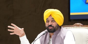 ਆਯੂਸ਼ਮਨ ਭਾਰਤ ਸਕੀਮ ਵਿੱਚ ਸ਼ਰਤਾਂ ਲਾਗੂ, ਜਦੋਂ ਕਿ ‘AAP` ਸਰਕਾਰ ਦੀ ਮੁੱਖ ਮੰਤਰੀ ਸਿਹਤ ਯੋਜਨਾ ਬਿਨਾਂ ਕਿਸੇ ਪਾਬੰਦੀ ਦੇ 10 ਲੱਖ ਰੁਪਏ ਦੇ ਨਕਦ ਰਹਿਤ ਇਲਾਜ ਦੀ ਗਰੰਟੀ ਦਿੰਦੀ ਹੈ, ਫਰਕ ਇਰਾਦੇ ਵਿੱਚ ਹੈ: ਮੁੱਖ ਮੰਤਰੀ ਭਗਵੰਤ ਸਿੰਘ ਮਾਨ ਆਯੂਸ਼ਮਨ ਭਾਰਤ ਸਕੀਮ ਵਿੱਚ ਸ਼ਰਤਾਂ ਲਾਗੂ, ਜਦੋਂ ਕਿ ‘AAP` ਸਰਕਾਰ ਦੀ ਮੁੱਖ ਮੰਤਰੀ ਸਿਹਤ ਯੋਜਨਾ ਬਿਨਾਂ ਕਿਸੇ ਪਾਬੰਦੀ ਦੇ 10 ਲੱਖ ਰੁਪਏ ਦੇ ਨਕਦ ਰਹਿਤ ਇਲਾਜ ਦੀ ਗਰੰਟੀ ਦਿੰਦੀ ਹੈ, ਫਰਕ ਇਰਾਦੇ ਵਿੱਚ ਹੈ: ਮੁੱਖ ਮੰਤਰੀ ਭਗਵੰਤ ਸਿੰਘ ਮਾਨ