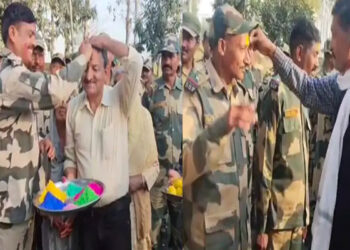 BSF ਨੇ ਪਾਕਿ ਸਰਹੱਦ ‘ਤੇ ਸ਼ਹੀਦਾਂ ਦੇ ਪਰਿਵਾਰਾਂ ਨਾਲ ਮਨਾਈ ਹੋਲੀ BSF ਨੇ ਪਾਕਿ ਸਰਹੱਦ ‘ਤੇ ਸ਼ਹੀਦਾਂ ਦੇ ਪਰਿਵਾਰਾਂ ਨਾਲ ਮਨਾਈ ਹੋਲੀ