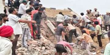 Breaking: ਬਰਨਾਲਾ ‘ਚ ਜੈਕਾਂ ਨਾਲ ਚੁੱਕਿਆ ਜਾ ਰਿਹਾ ਘਰ ਡਿੱਗਿਆ: ਮਲਬੇ ਹੇਠ ਆਏ 4 ਜਣੇ, 3 ਦੀ ਮੌਤ