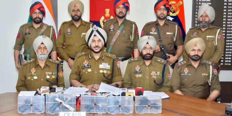 Amritsar ਵਿੱਚ ਸਰਹੱਦ ਪਾਰੋਂ ਚੱਲ ਰਹੇ ਹਥਿਆਰ ਤਸਕਰੀ ਦੇ ਮਾਡਿਊਲ ਦਾ ਪਰਦਾਫਾਸ਼; ਨਾਬਾਲਗ ਸਮੇਤ ਛੇ ਵਿਅਕਤੀ ਪੰਜ ਪਿਸਤੌਲਾਂ ਸਣੇ ਗ੍ਰਿਫ਼ਤਾਰ