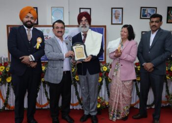 Latest Punjab News: ਗੰਨਾ ਕਮਿਸ਼ਨਰ ਡਾ. ਅਮਰੀਕ ਸਿੰਘ ਸ਼ਿਮਲਾ ਵਿਖੇ ਕਰਵਾਈ ਗਈ ਅੰਤਰਰਾਸ਼ਟਰੀ ਕਾਨਫਰੰਸ ਦੌਰਾਨ “ਨਵੀਨਤਾਕਾਰੀ ਪਸਾਰ ਸਿੱਖਿਆ ਸ਼ਾਸਤਰੀ ਪੁਰਸਕਾਰ” ਨਾਲ ਸਨਮਾਨਿਤ