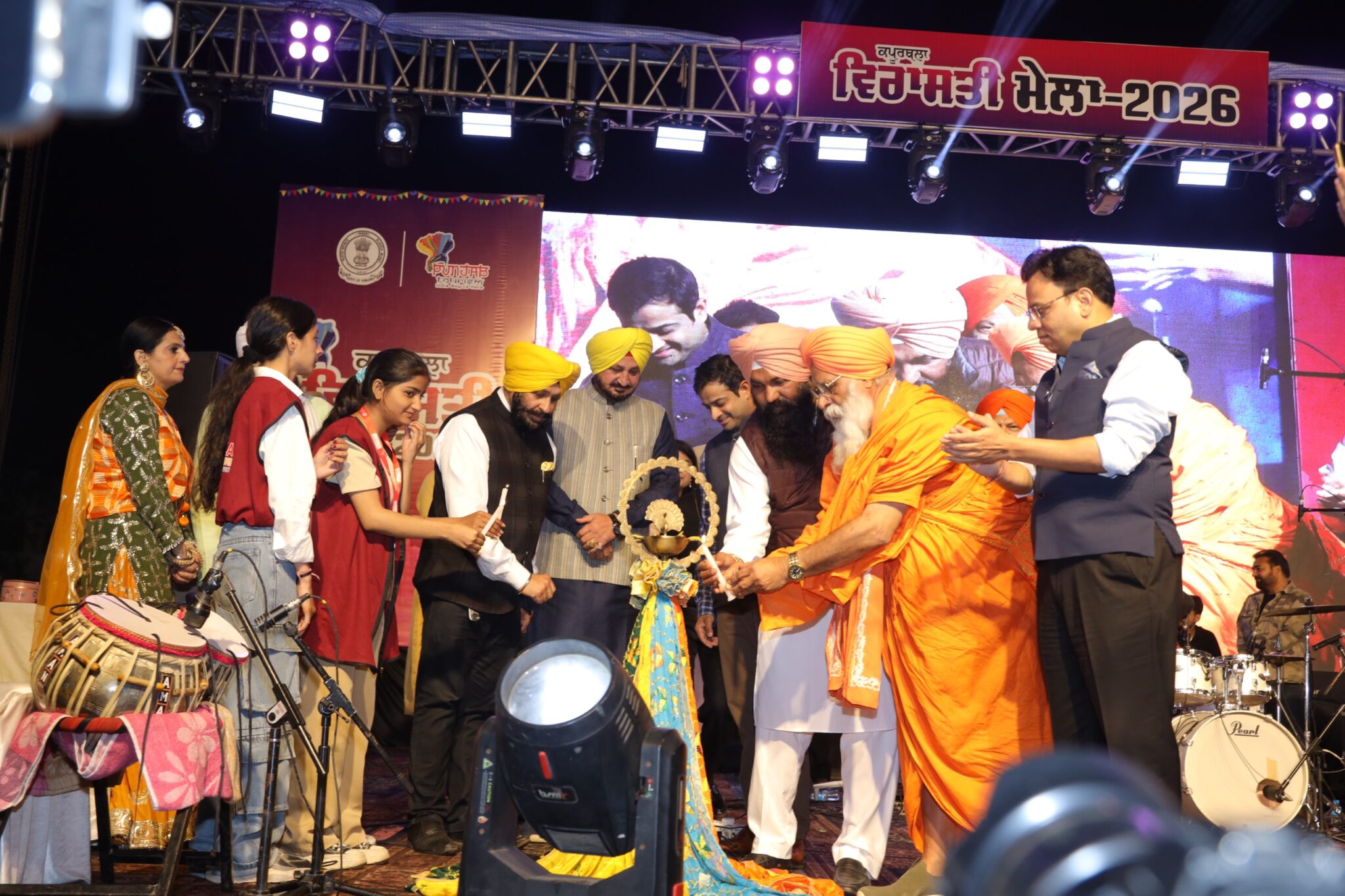 Latest News: ਵਿਰਾਸਤੀ ਮੇਲਾ 2026: ਗੁਰਨਾਮ ਭੁੱਲਰ ਨੇ ਆਪਣੇ ਗੀਤਾਂ ਨਾਲ ਲਾਈਆਂ ਰੌਣਕਾਂ