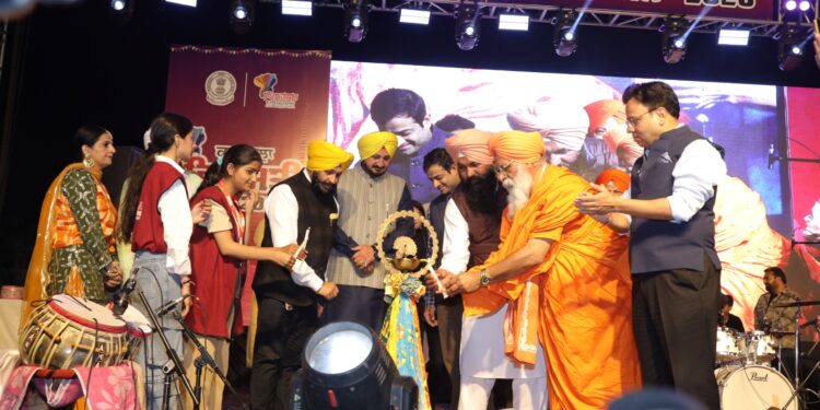 Latest News: ਵਿਰਾਸਤੀ ਮੇਲਾ 2026: ਗੁਰਨਾਮ ਭੁੱਲਰ ਨੇ ਆਪਣੇ ਗੀਤਾਂ ਨਾਲ ਲਾਈਆਂ ਰੌਣਕਾਂ
